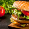 Burger avec haché de boeuf, salade et tomates