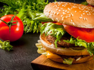 Burger avec haché de boeuf, salade et tomates