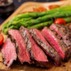 Steak de boeuf cuit en tranches