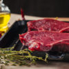 Steak de boeuf prêt à cuire