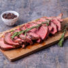 Rôti de boeuf en tranches sur planche à découper
