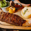 Steak de boeuf accompagné de purée et maïs
