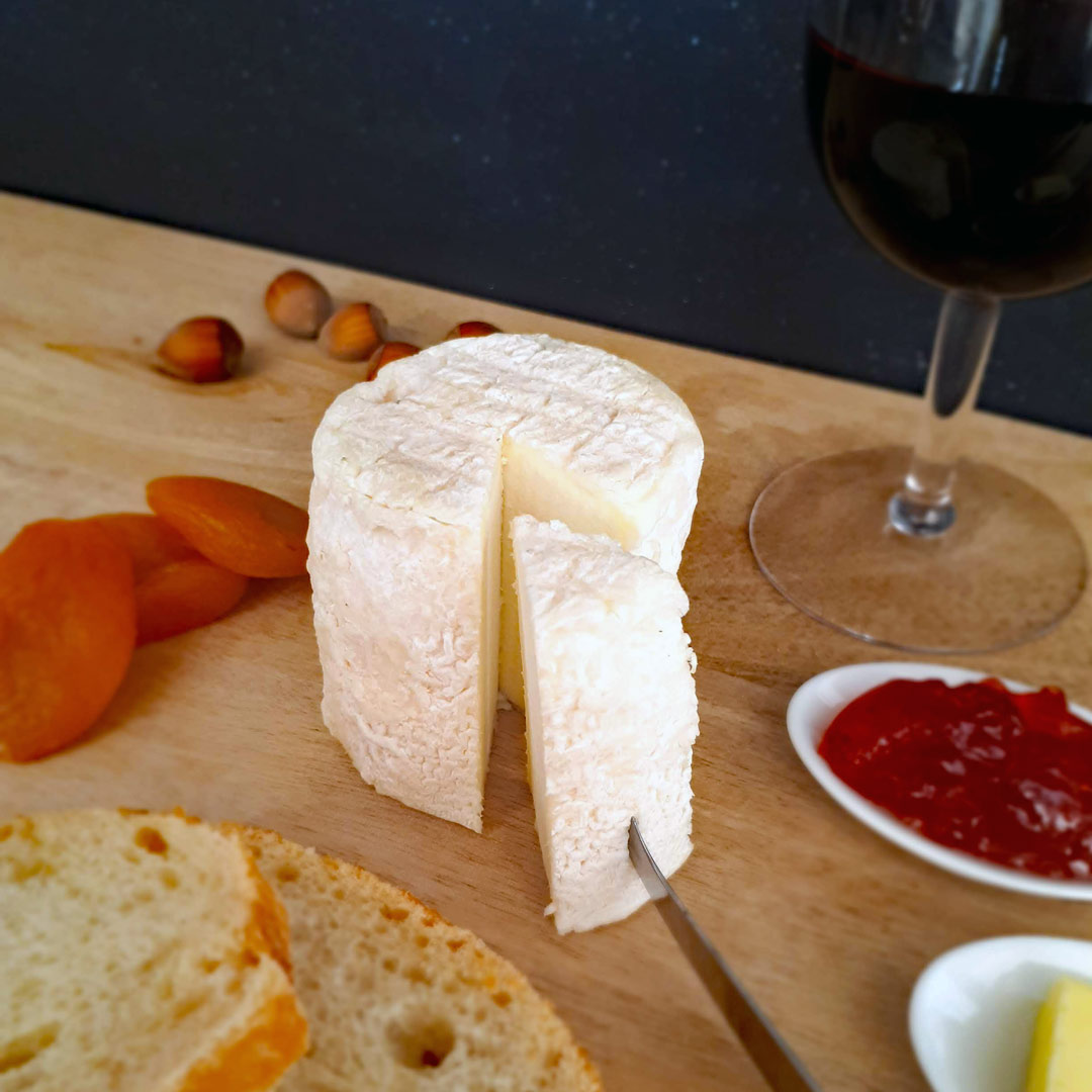 Fromage de chèvre près à déguster avec pain et confiture